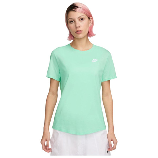 Nike Γυναικεία κοντομάνικη μπλούζα Sportswear Club Essentials Nike Γυναικεία κοντομάνικη μπλούζα Sportswear Club Essentials
